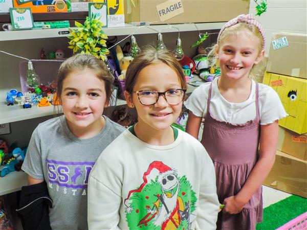three girls in the gator gift shop